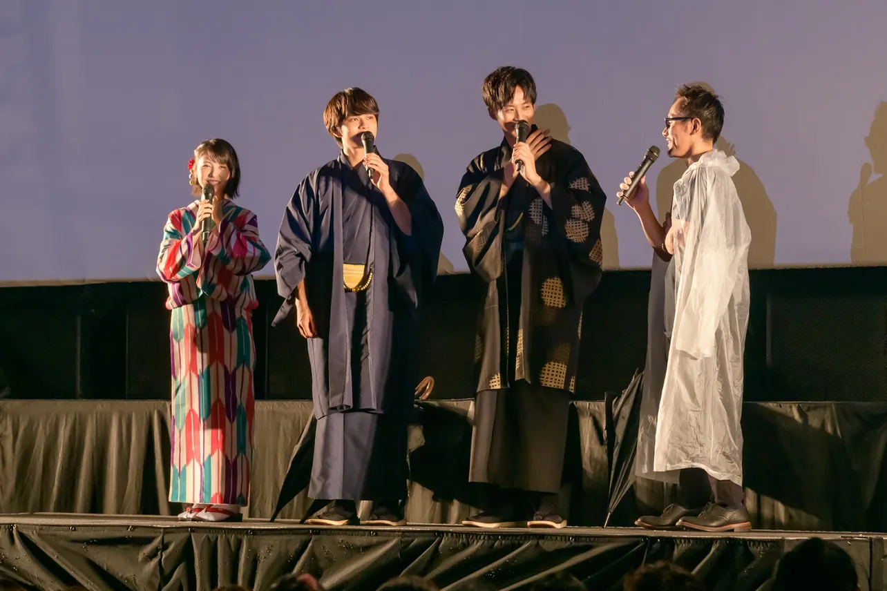 野外上映会に登壇した浜辺美波、北村匠海、松坂桃李(写真左から)