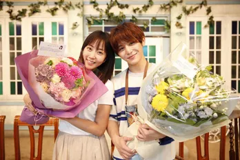 <セミオトコ> 山田涼介、クランクアップで涙…!『うつせみ荘』ファミリーと熱いハグ