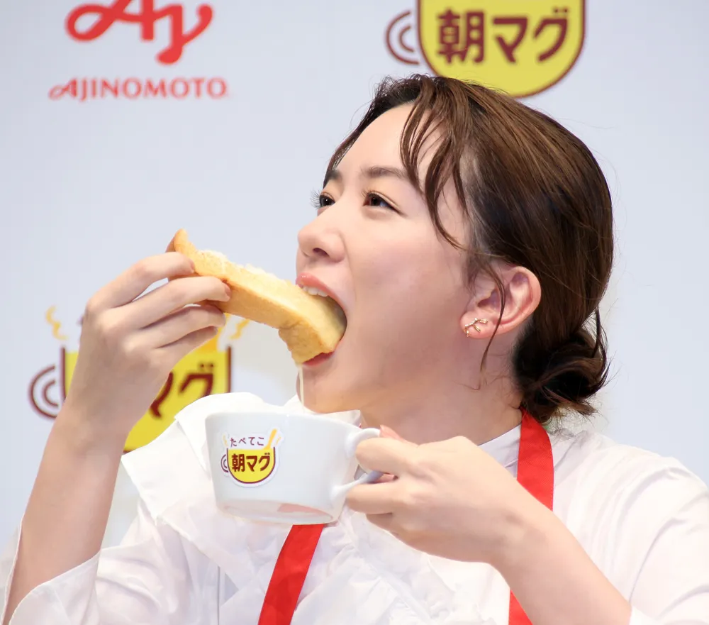 【写真を見る】大きな口を開けてトーストを食べる永野芽郁