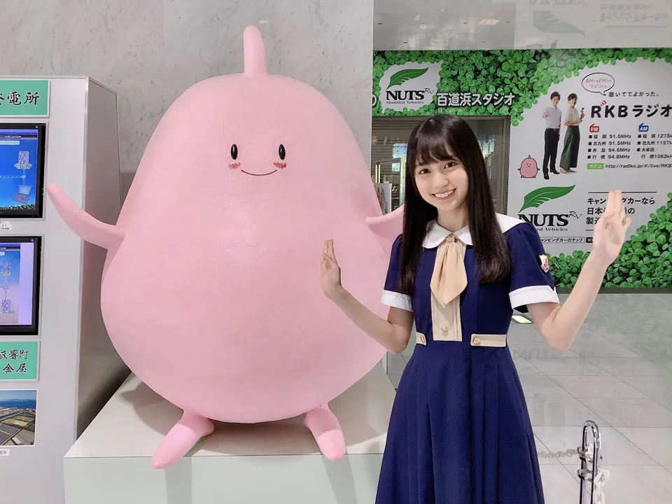 RKBラジオのキャラクターSnappyの前でニッコリ微笑む賀喜遥香