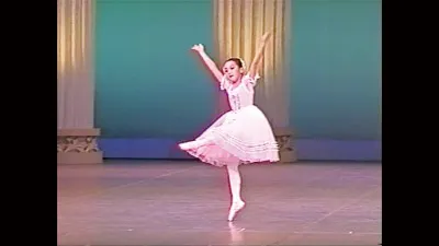 【写真】幼少時代のバレエの発表会の模様や、振り袖姿などの写真はこちらから！