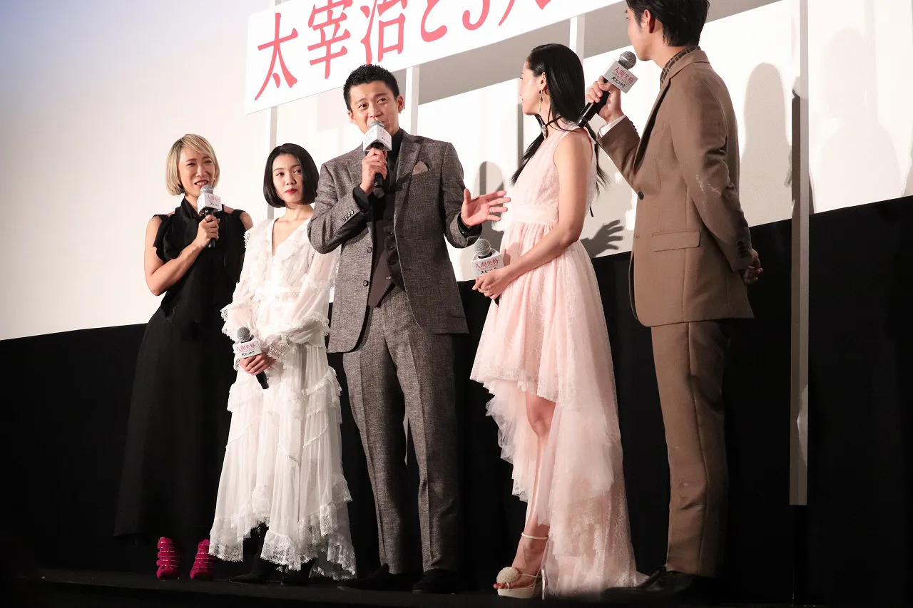 映画「人間失格 太宰治と3人の女たち」舞台あいさつで盛り上がる蜷川実花監督、二階堂ふみ、小栗旬、沢尻エリカ、千葉雄大(写真左から)