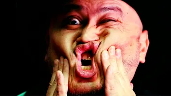 ハリウッドザコシショウがWEB CMで“誇張しすぎた食レポ”を披露!