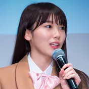 飯豊まりえ、ベテラン俳優と“カップル風?”仲良し2SHOTを披露!国内外モデルからも反響