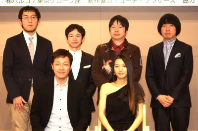 舞台「芝浦ブラウザー」の製作発表記者会見に登場した出演者たちと演出家の上田誠（左上）