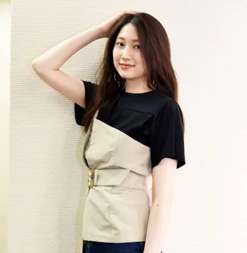 大野いと、お団子ヘア&“ロンT”美脚SHOTにファン騒然「きゃわえぇ」「脚長くて綺麗!」