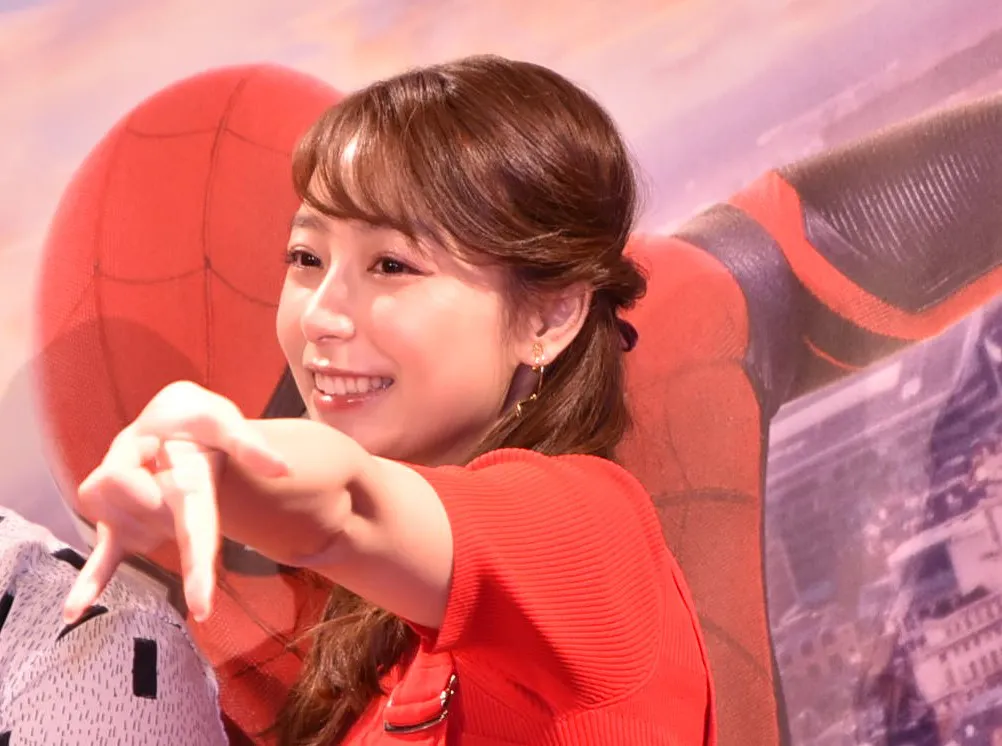 【写真を見る】スパイダーマンポーズを披露する宇垣美里…やはりかわいい！