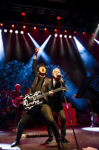 布袋寅泰がロンドンにてクイーンのドラマー、ロジャー・テイラーと共にデヴィッド・ボウイ&レッド・ツェッペリンの楽曲をパフォーマンス!!!