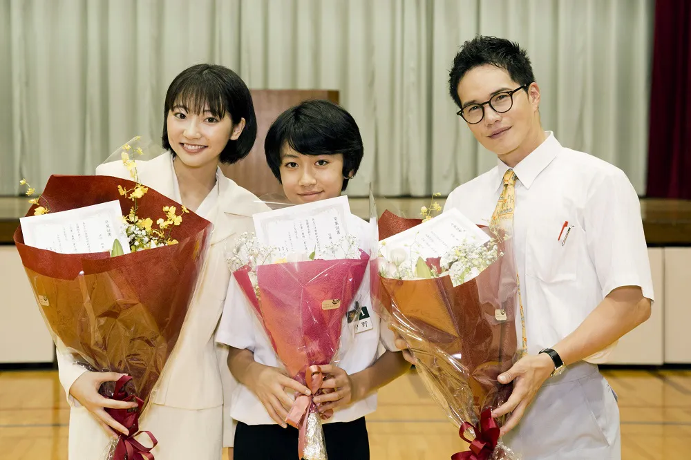 ドラマ「おいしい給食」のクランクアップを迎えた武田玲奈、佐藤大志、市原隼人(写真左から)