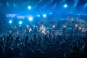 キスマイのステージにMIYAVIが登場！ロックなコラボレーションを繰り広げる