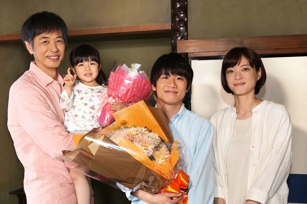 風間俊介、加藤柚凪がクランクアップを迎え、上野樹里、時任三郎と“家族”4人そろって最後となる記念撮影