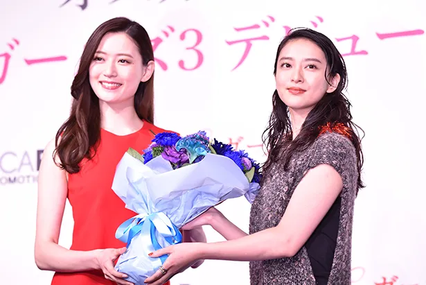 武井咲が「C.C.ガールズ3」メンバーに花束を贈呈
