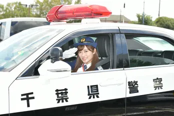 “日本で一番美しいカラダ”奥山かずさ、早くも3度目の一日警察署長に! 制服姿も似合い過ぎ