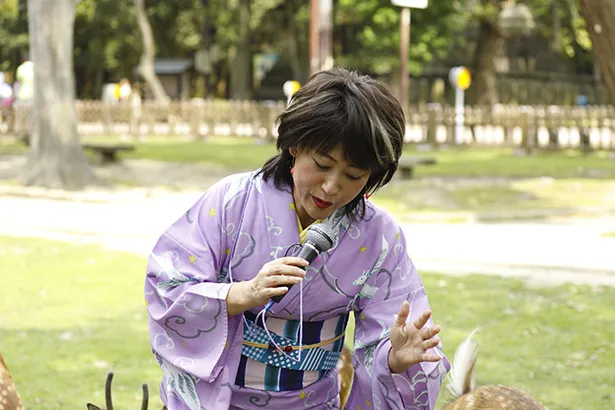 【写真を見る】奈良公園でシカを前に即興で歌う水谷千重子