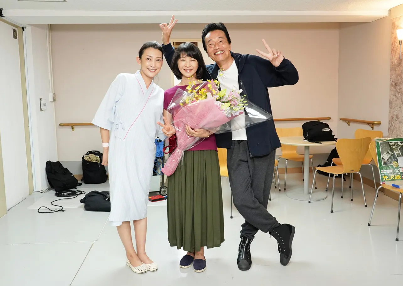 撮影現場での田中美里、田中美佐子、遠藤憲一(写真左から)