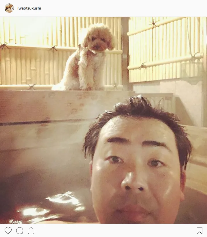 【写真を見る】愛犬と一緒に旅行に出掛ける岩尾望