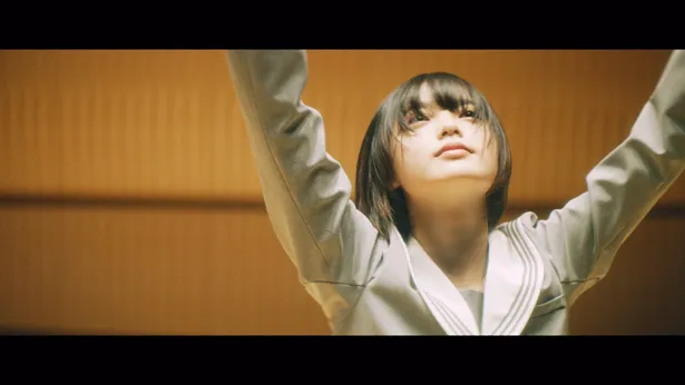 「角を曲がる」は、欅坂46初の東京ドーム公演最終日のダブルアンコールで披露された楽曲