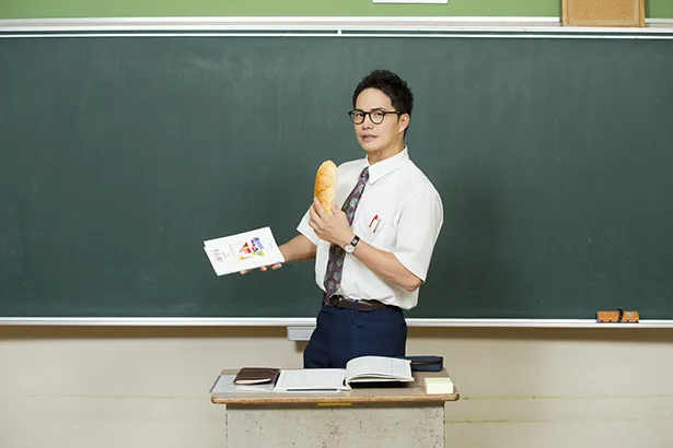【写真を見る】給食を愛してやまない、給食マニアの教師・甘利田幸男を演じる市原隼人