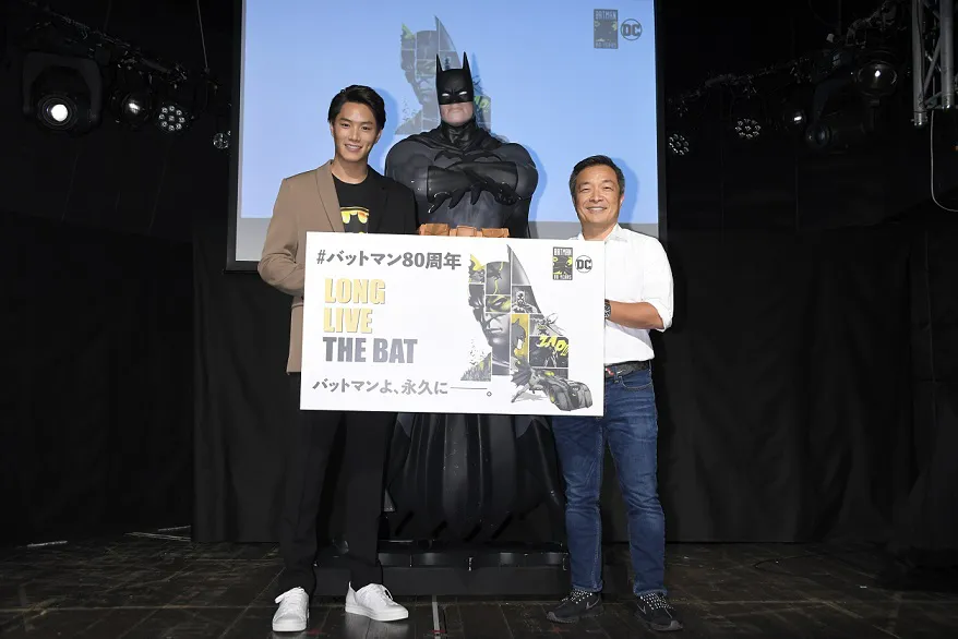 「バットマン」ファンの鈴木伸之が「バットマン80周年記念 渋谷プロジェクト発表会」に出席。アメコミ界の伝説と呼ばれるコミックアーティストのジム・リーとトークを 繰り広げた