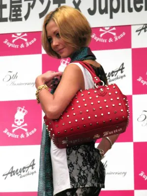【写真】自身のデザインしたバッグを片手にポーズを決める土屋アンナ