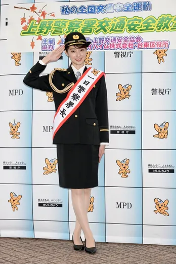 宮本茉由、初の一日警察署長に「身が引き締まる思いです」美しい制服姿で魅了