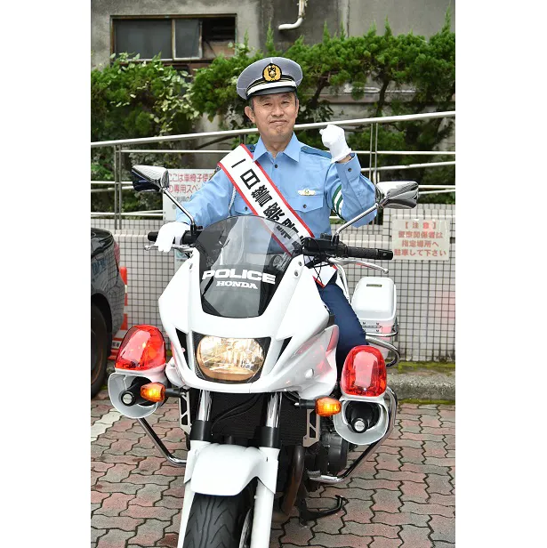 内藤剛志が「捜査一課長」「科捜研の女」の放送に向けて、大阪と名古屋で一日警察署長を務めた