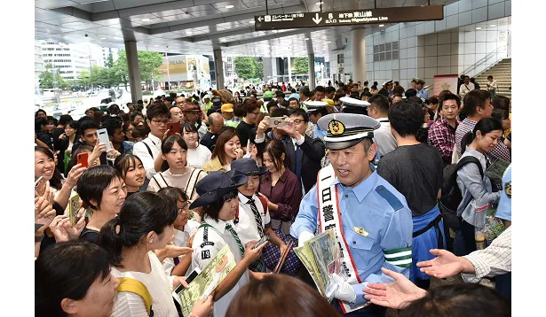 丁寧に啓発品を手渡していた