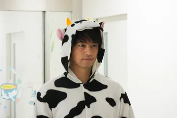 “牛の着ぐるみ”斎藤工と“牛柄のような私服”永井大のツーショットを公開