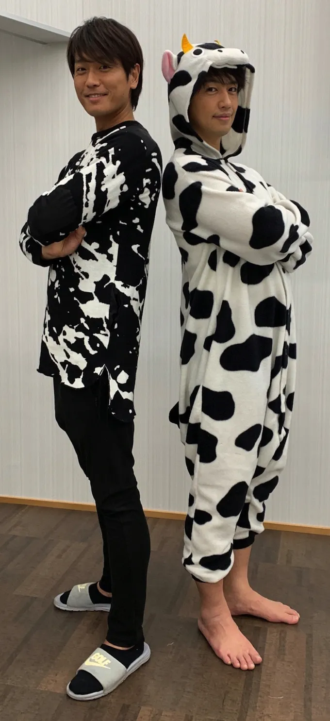 【写真を見る】斎藤工が劇中で牛の着ぐるみ姿になるが、偶然にも永井大の私服が牛柄のようだった