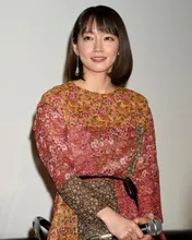 吉岡里帆、“猪木”モノマネで疲労困憊のオダギリジョーを激励！