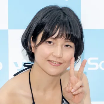 元水泳選手グラドル加賀美あみ「なんか泳いでます」