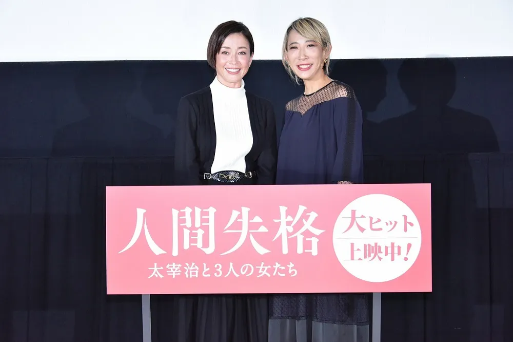 舞台あいさつに登壇した宮沢りえ(写真左)と蜷川実花監督