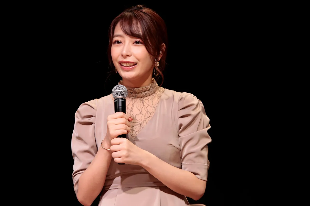 【写真を見る】アンティークファッションに身を包み、笑顔で語る宇垣美里