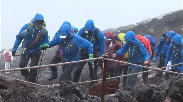 【写真を見る】富士山登頂を目指す杉田秀之さんと仲間たち