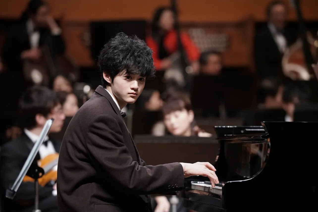 ピアノの天才少年・風間塵(かざま・じん)を演じる鈴鹿央士