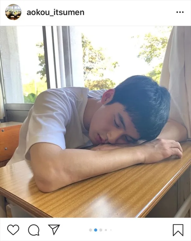 【写真を見る】机で居眠りをしている姿が「カワイイ!!」と話題の岡田健史