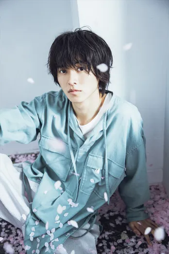 【先行予約リンクあり】山崎賢人、3年ぶりにカレンダー発売！桜散る幻想的な先行カット公開