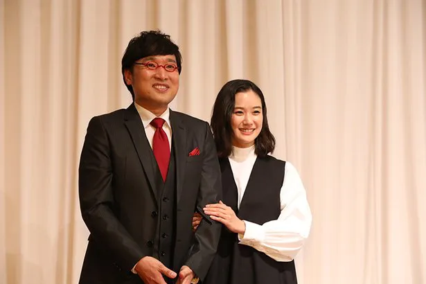 【写真を見る】結婚発表で“令和の奇跡”と注目を集めた山里亮太と蒼井優