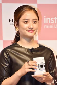 出川ガール・谷まりあ、美脚&胸元あらわな“彼シャツ風”SHOTに反響「太もも最高」「セクシー」