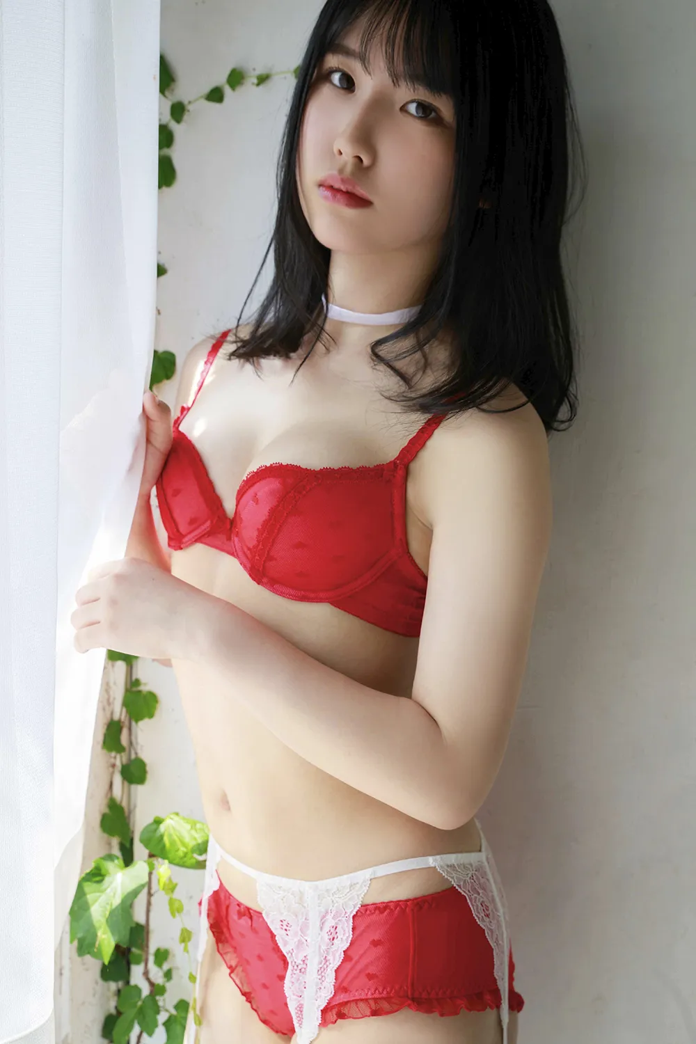 【写真を見る】現役女子高校生・森嶋あんりが赤いランジェリーで妖艶な表情を見せる