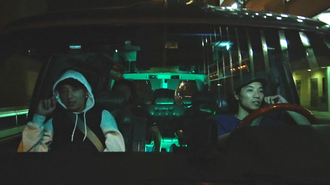 【写真を見る】Ryofuの愛車・GMCに乗り込み、KEIJUとRyofuが“RTN”！
