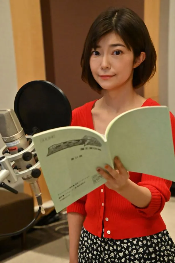 伊瀬茉莉也は劇中に登場するアニメ作品「パフューマン剣(つるぎ)」の主人公・パフューマンを演じる声優役を演じる