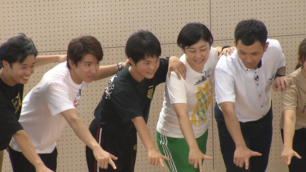 左から)shoji(s**t kingz)、村上慎吾、生徒たち