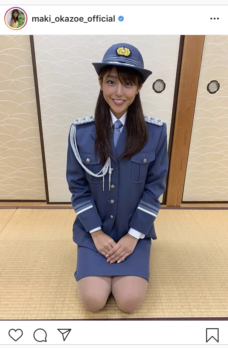 警察官の制服に身を包んだ岡副麻希が畳の上で正座