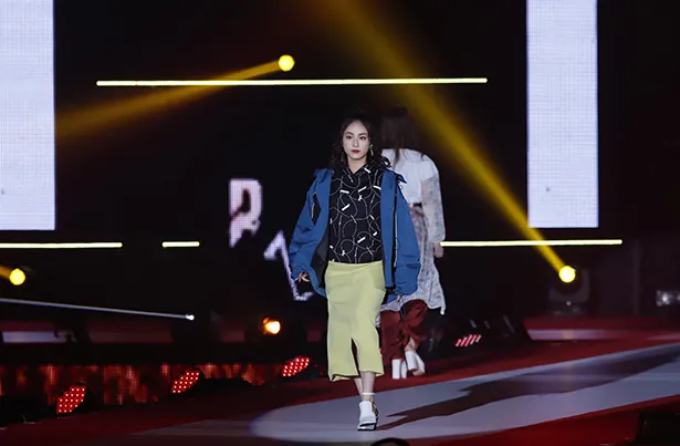 ファッションブランド「R4G」のステージに登場した平祐奈