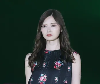 乃木坂46・白石麻衣、黒ワンピ＆白肌美脚の“色っぽランウェイ”に会場メロメロ！〈GirlsAward〉