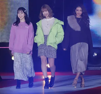 藤田ニコル＆みちょぱ＆ゆらの、3SHOTランウェイで“大胆美脚＆ほっぺチュー”披露〈GirlsAward〉