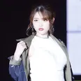 松村沙友理、ランウェイでアンニュイ顔を披露