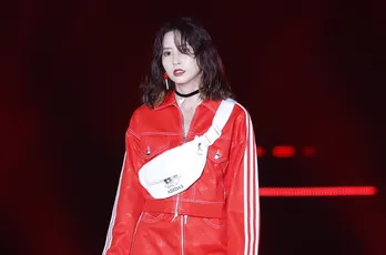 河北麻友子、真っ赤なミニスカで美脚&投げキス披露!<GirlsAward>