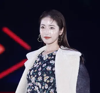 “くみっきー”舟山久美子、結婚発表後“初”ランウェイで美スタイル披露〈GirlsAward〉